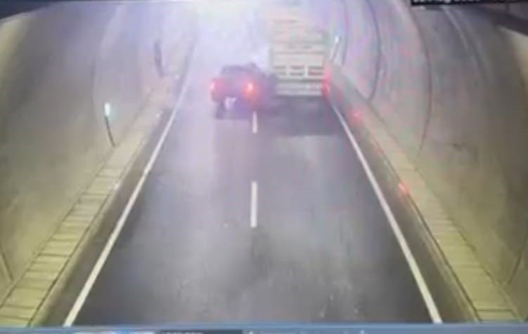 Tıra çarpan pikap hurdaya döndü: 1 yaralı