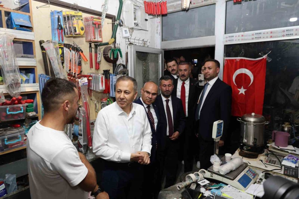 Bakan Yerlikaya Ağrı’da esnafla buluştu