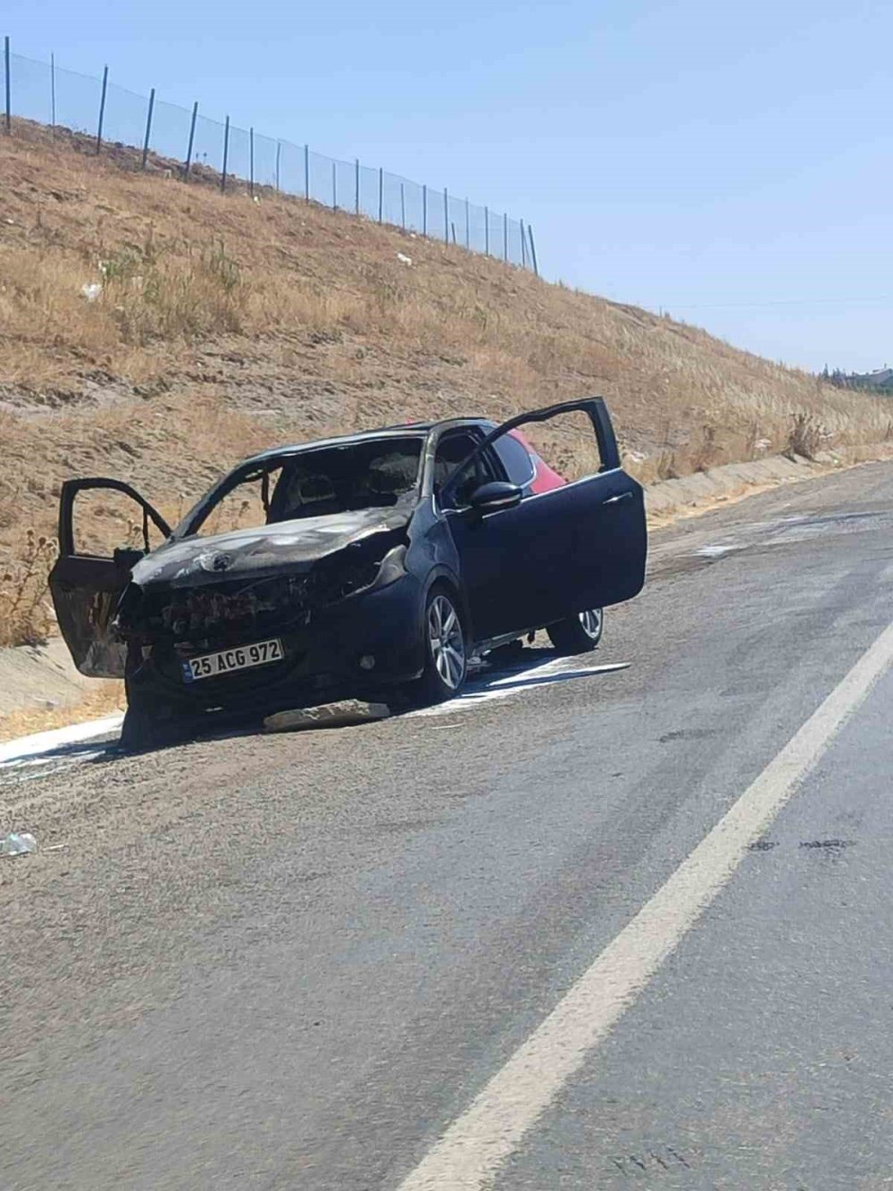 Diyarbakır’da seyir halindeki otomobil alevlere teslim oldu