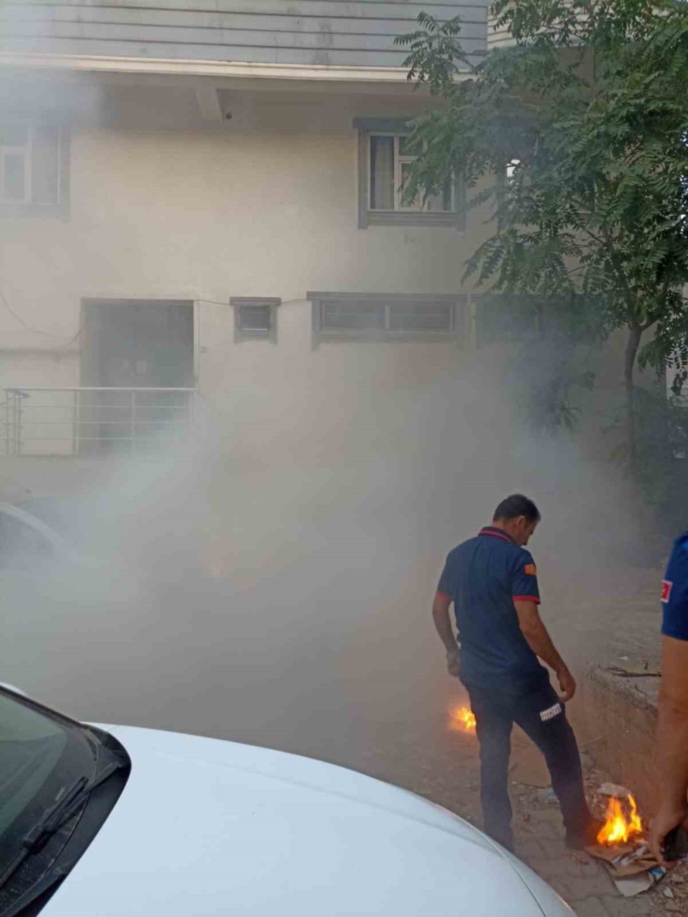 Kurtalan’da çıkan yangın binaya ve araçlara sıçramadan söndürüldü