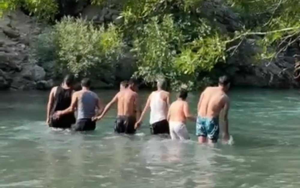 Yüksekova’da sıcakta bunalanlar Avaşin Deresi’nde serinliyor