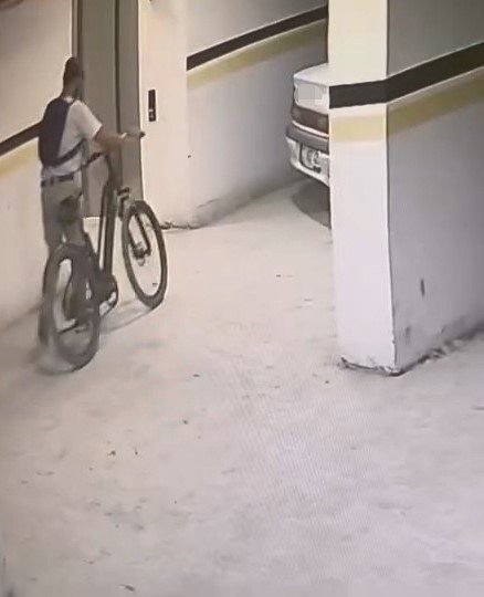 Yürüyerek geldikleri otoparktan bisikleti çalıp kaçtılar