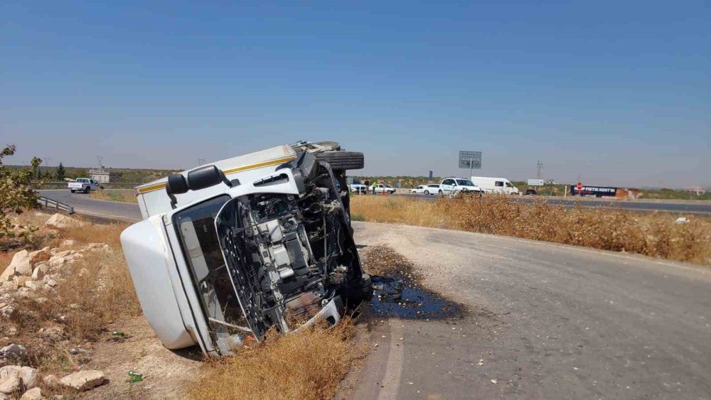 Araçla çarpışan kamyon yan yattı: 1 yaralı