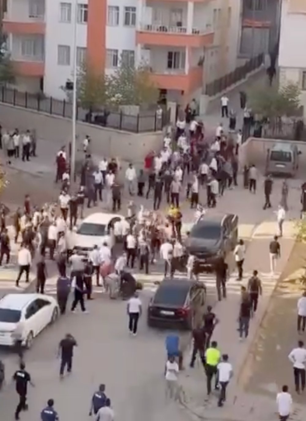 Çocukların kavgasına ailelerin de karıştığı bıçaklı kavga kamerada: 2 yaralı