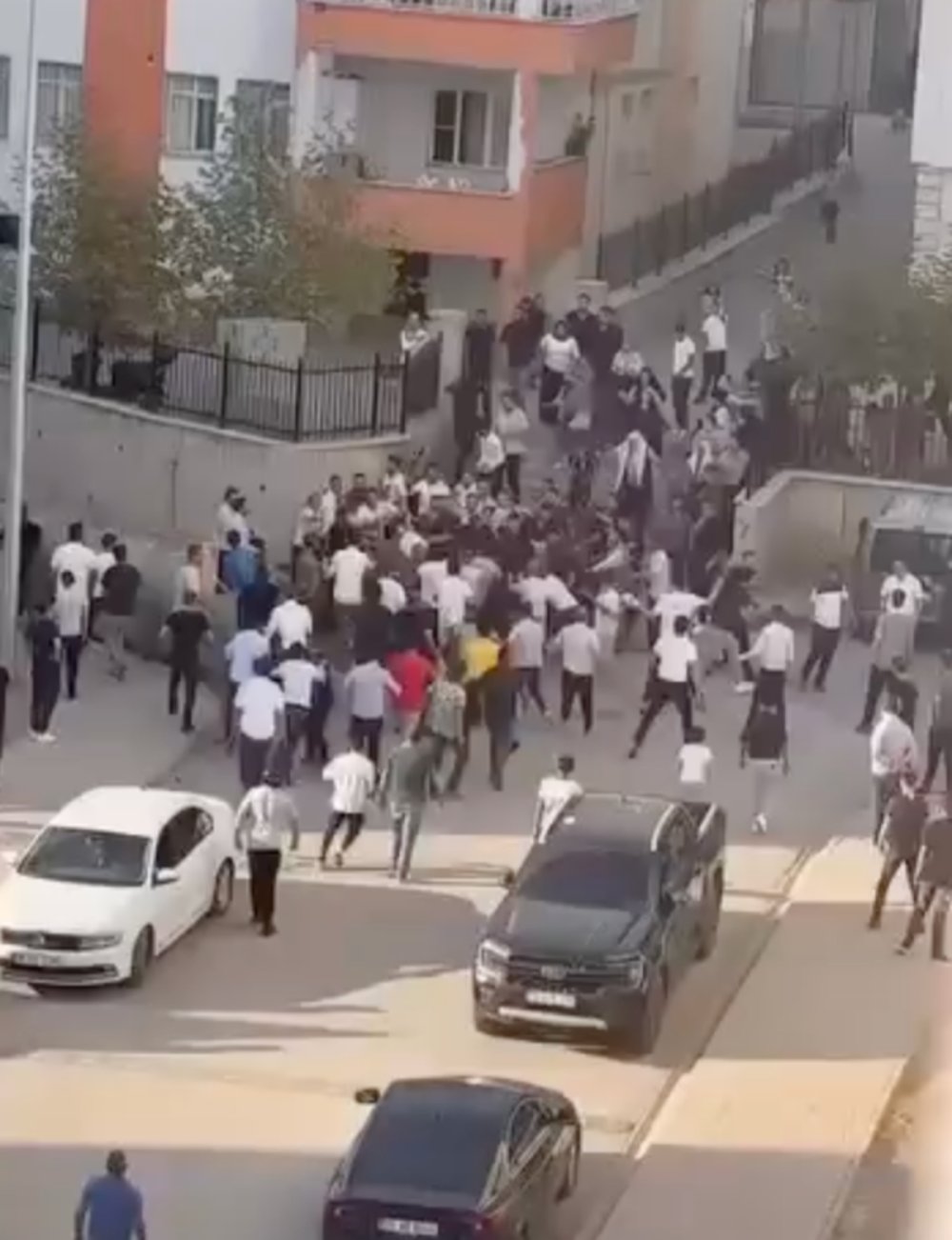 Çocukların kavgasına ailelerin de karıştığı bıçaklı kavga kamerada: 2 yaralı