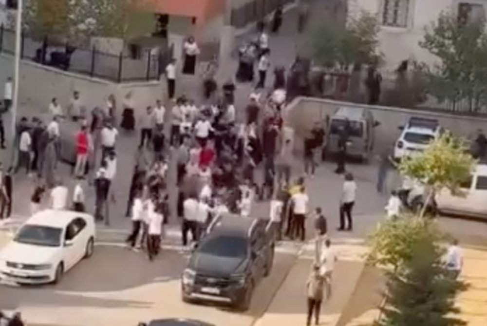 Çocukların kavgasına ailelerin de karıştığı bıçaklı kavga kamerada: 2 yaralı