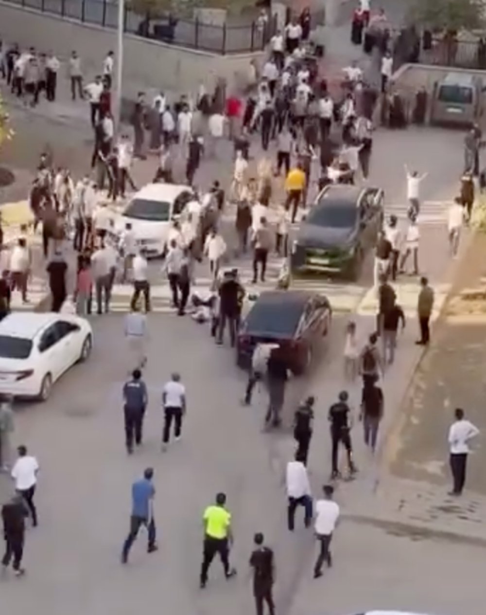 Çocukların kavgasına ailelerin de karıştığı bıçaklı kavga kamerada: 2 yaralı