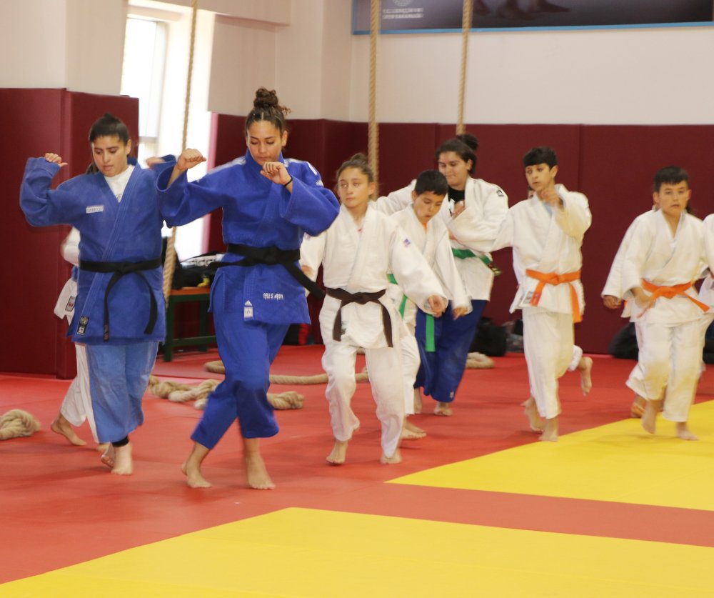 Işıl, okul koridorunda yeteneğinin keşfedilmesiyle başladığı kuraşta dünya şampiyonu oldu