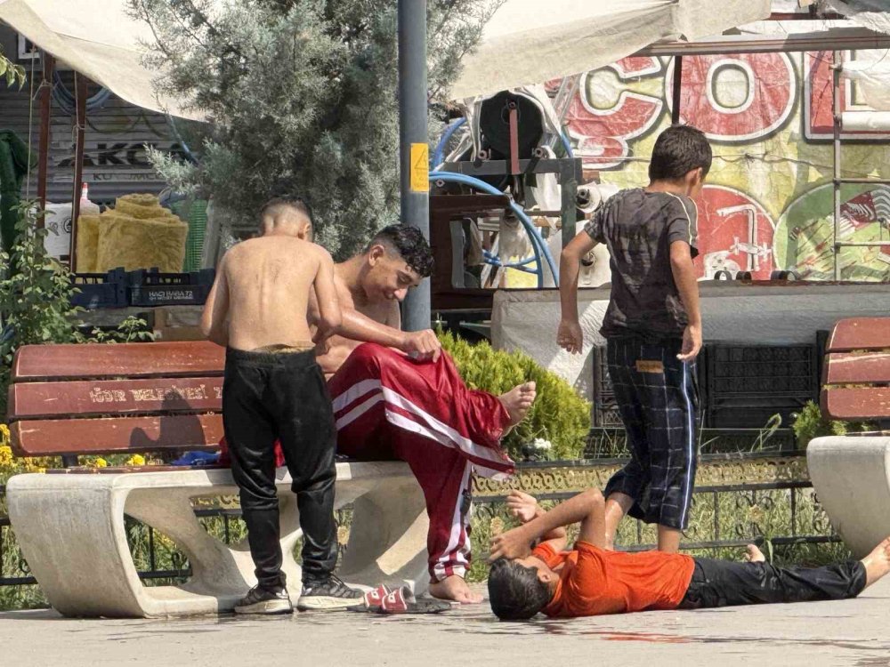 Kavurucu sıcakta tehlikeli serinlik, çocuklar süs havuzuna girdi