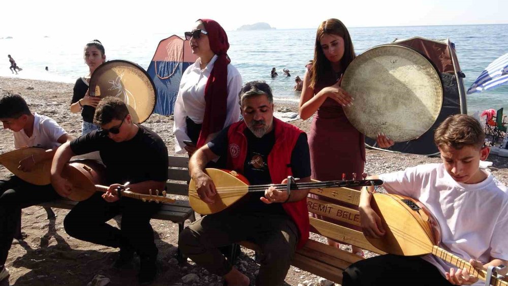 Van Gölü için çöp topladılar, duvar boyadılar