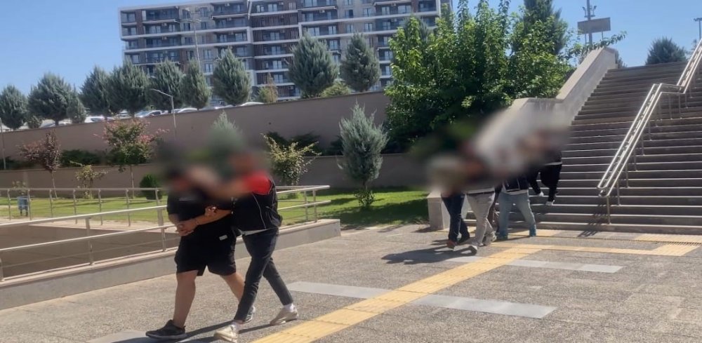 Batman’da durdurulan iki otomobilden kilolarca uyuşturucu çıktı: 4 tutuklama