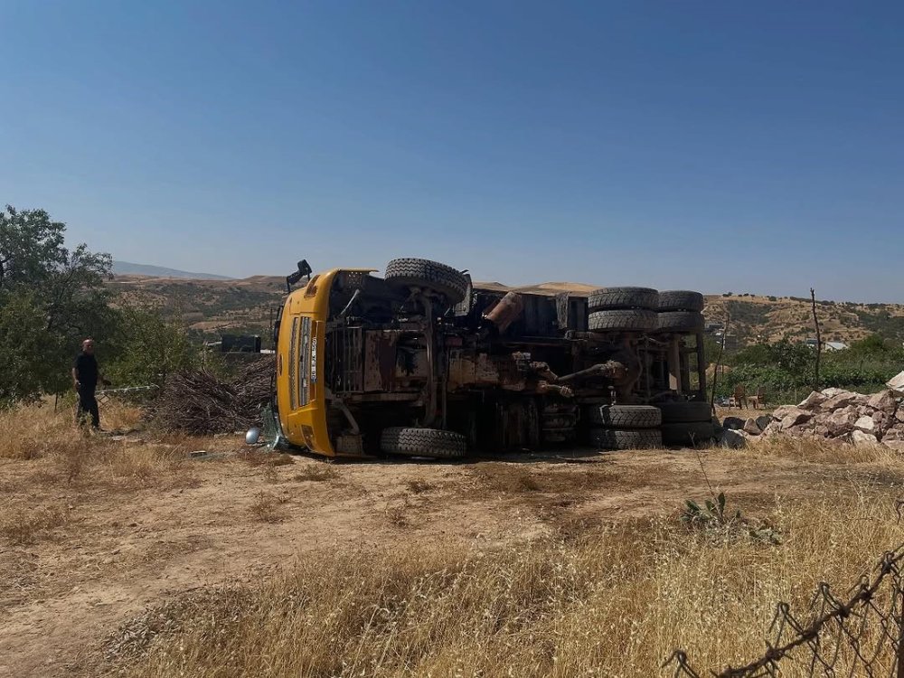 Baykan'da hafriyat kamyonu devrildi: 3 yaralı