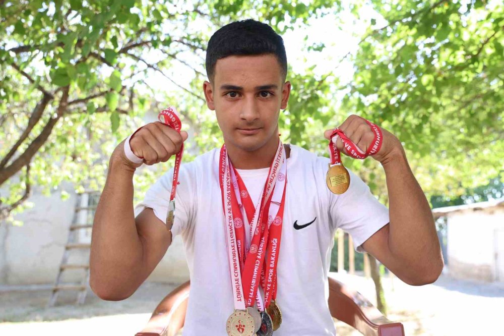 Depremzede genç, bilek güreşinde Türkiye şampiyonu oldu