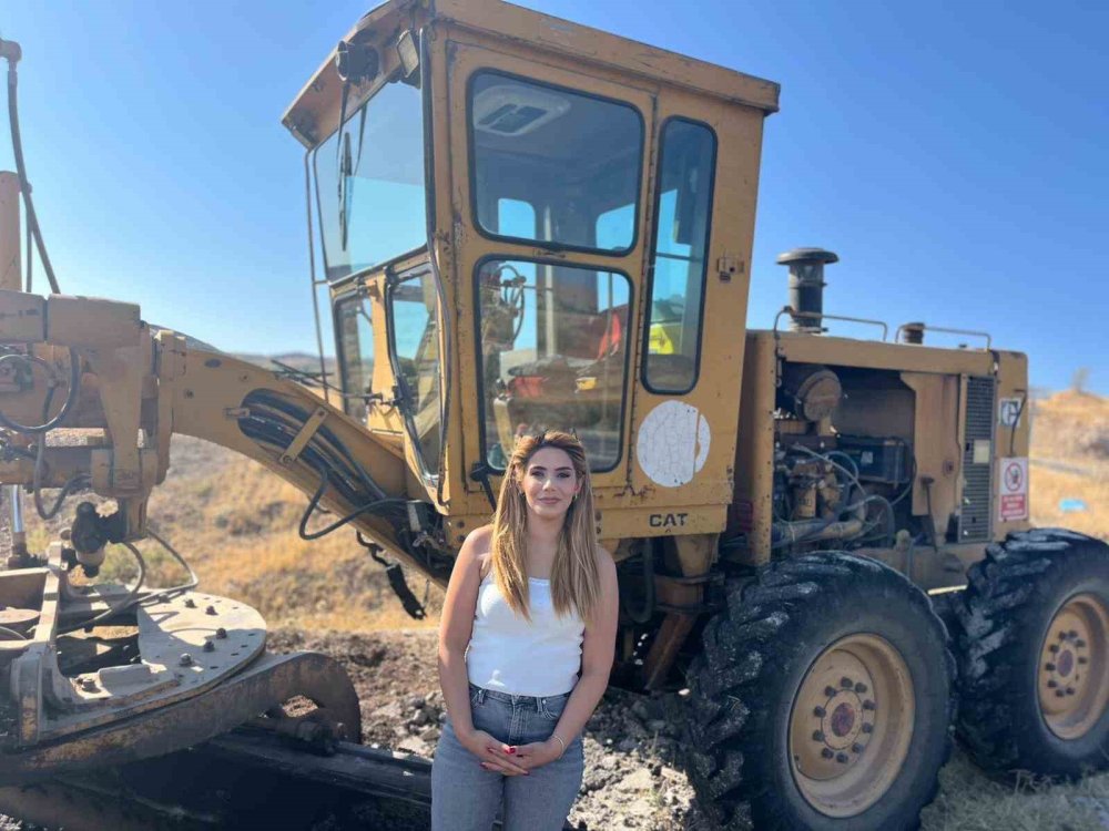 En genç kadın muhtar greyderin başına geçti, yolları asfaltladı