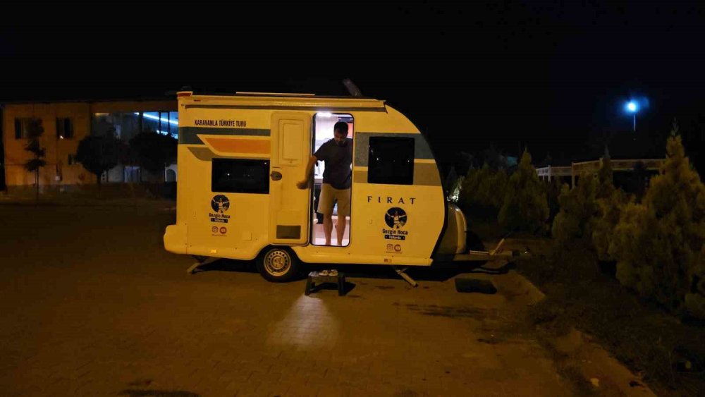 Karavanıyla Türkiye’yi gezen gezgin Van Gölü sahillerine ulaştı