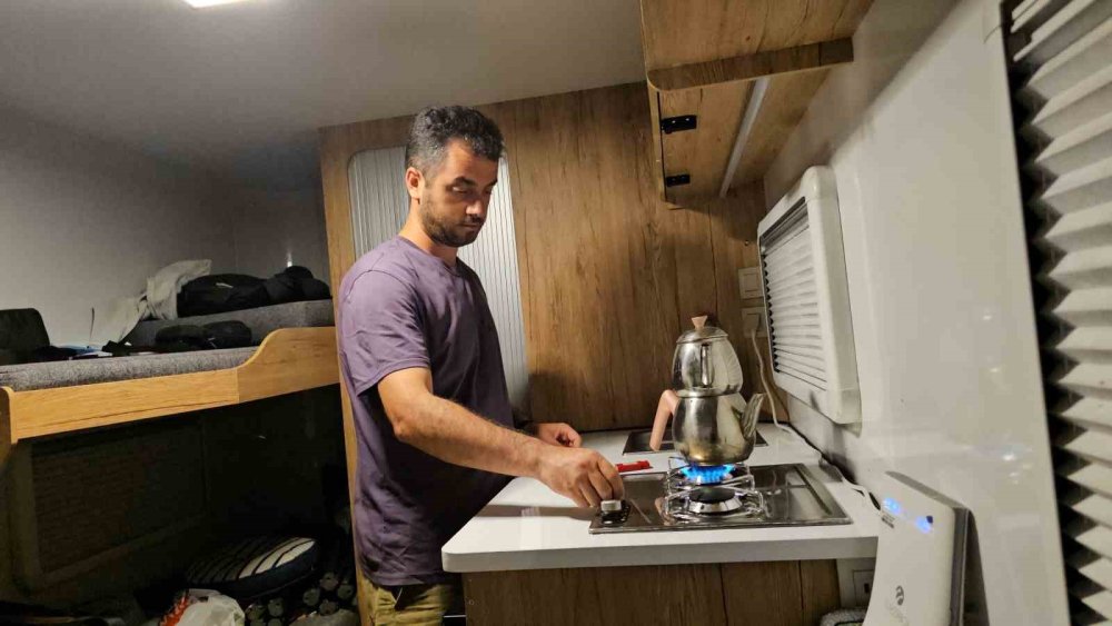 Karavanıyla Türkiye’yi gezen gezgin Van Gölü sahillerine ulaştı