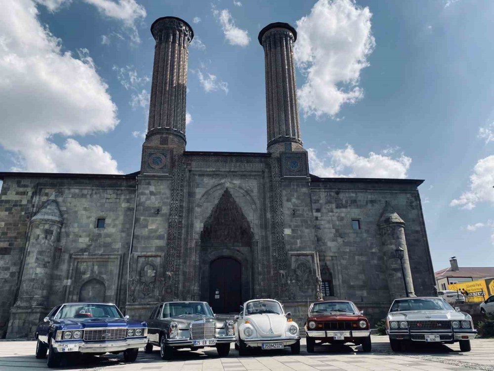 Klasik otomobil tutkunları Erzurum’da buluşuyor