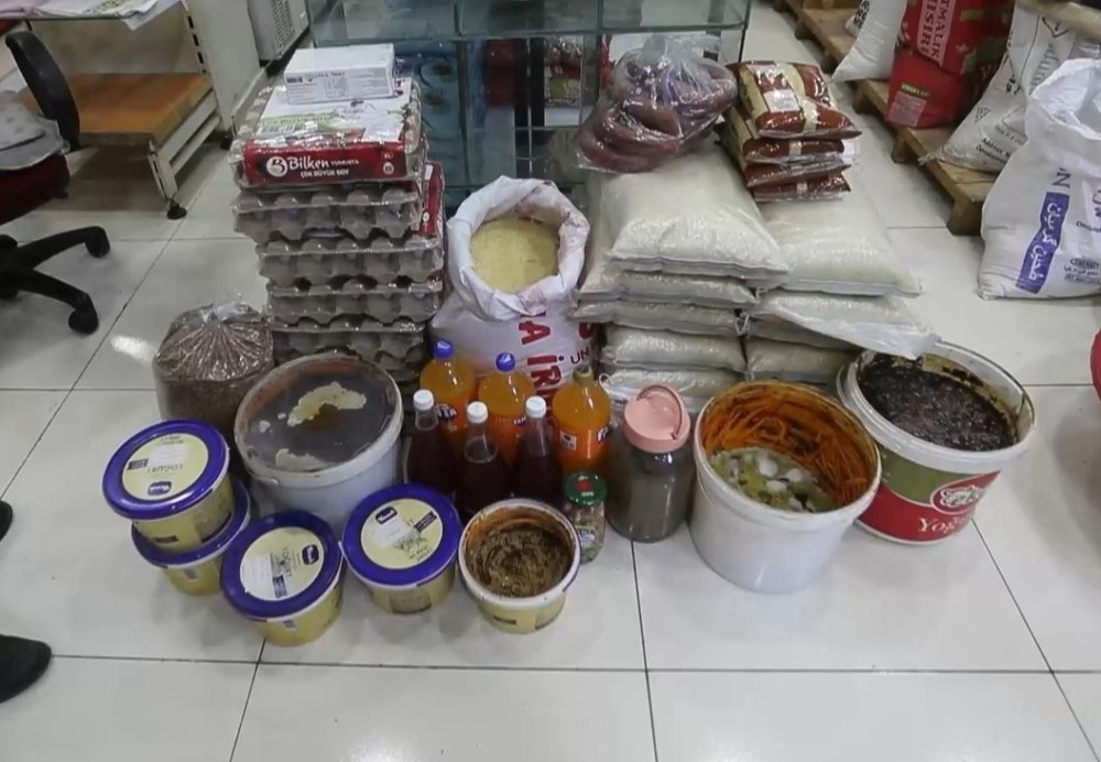 Zabıtaya saldıran esnaf tutuklandı, iş yerinde 418 kilogram tarihi geçmiş ürün tespit edildi