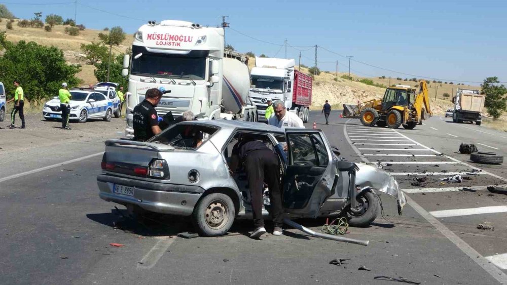 Malatya’da hafriyat kamyonu ile otomobil çarpıştı: 1 ölü, 2 yaralı