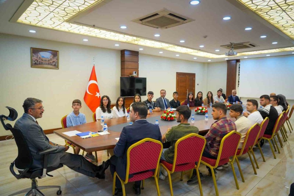 Vali Çelik başarılı öğrencileri kabul etti