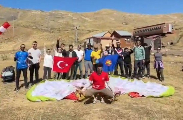 Hakkari’de yamaç paraşütü eğitimi düzenlendi