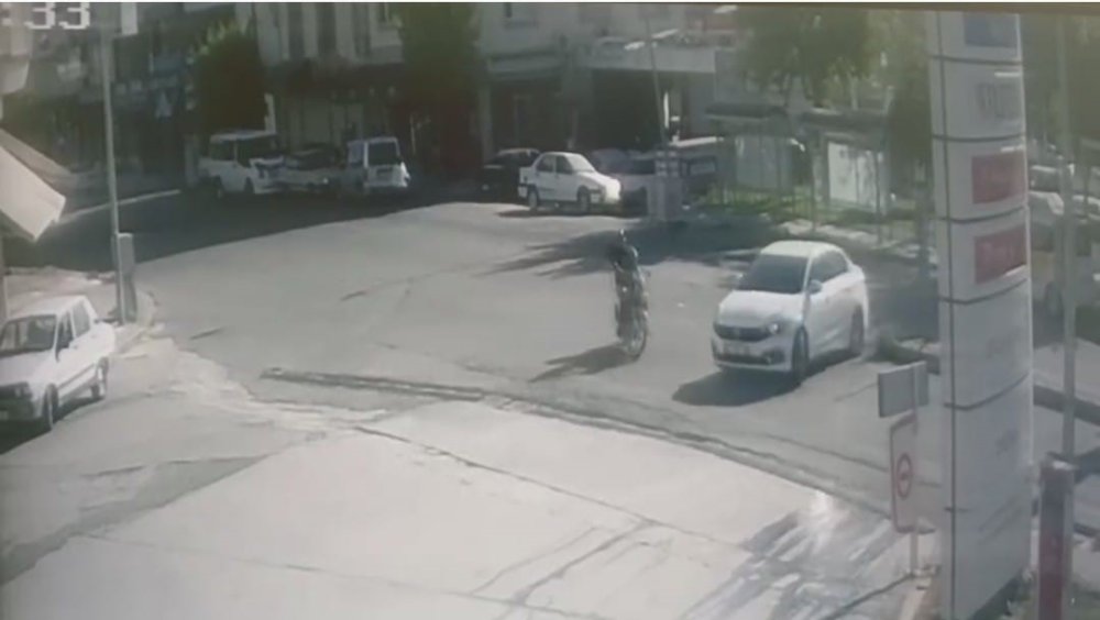 Urfa Siverek’te hatalı dönüş yapan otomobil kazaya neden oldu