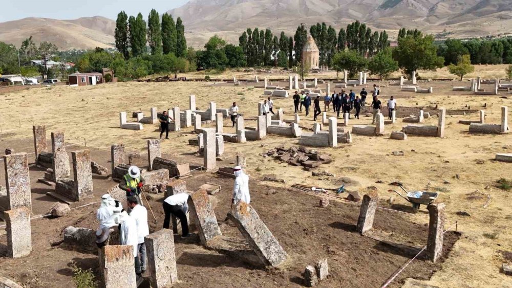 Van Valisi Balcı, Selçuklu Mezarlığı’ndaki çalışmaları inceledi