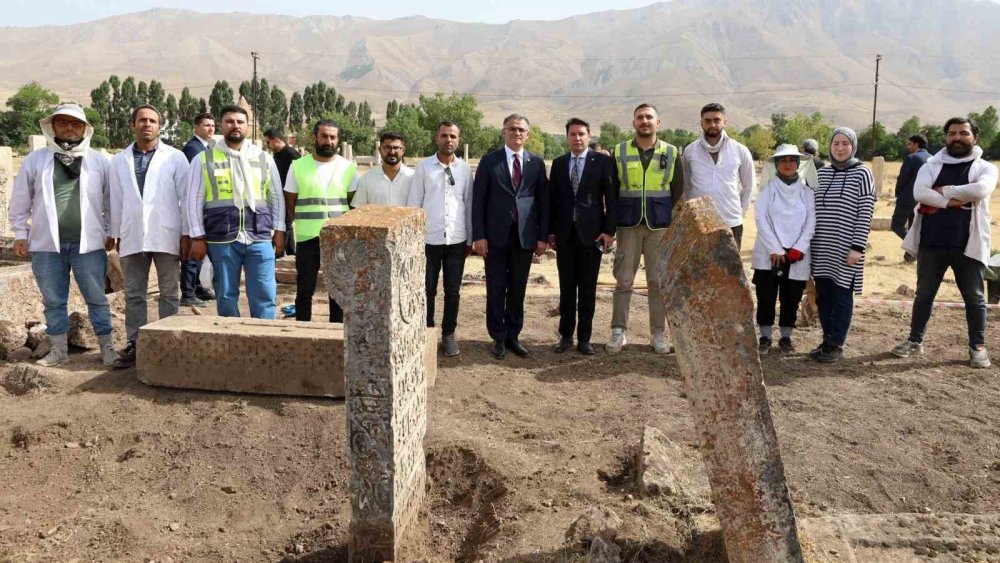 Van Valisi Balcı, Selçuklu Mezarlığı’ndaki çalışmaları inceledi
