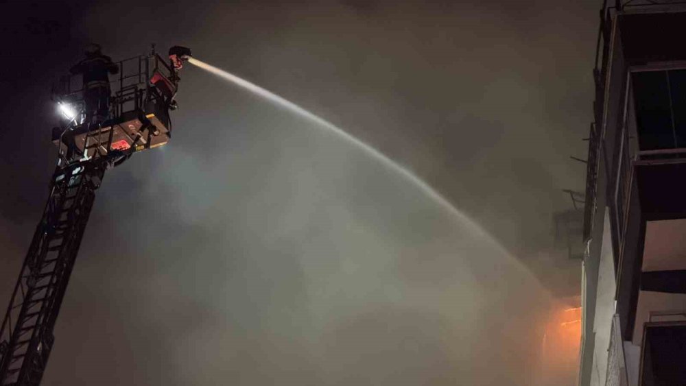 Antep’te 7 katlı binada yangın paniği