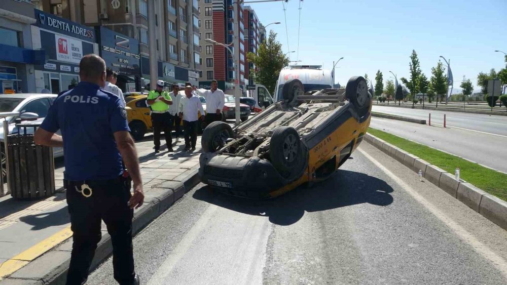 Devrilen ticari taksi ters döndü: 1 yaralı