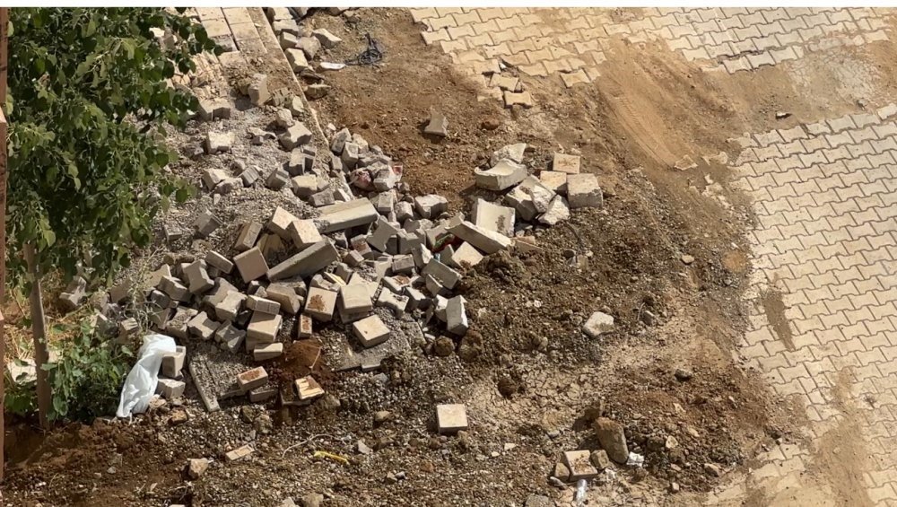 Kaldırımlarda bırakılan moloz yığınları tepkilere neden oluyor