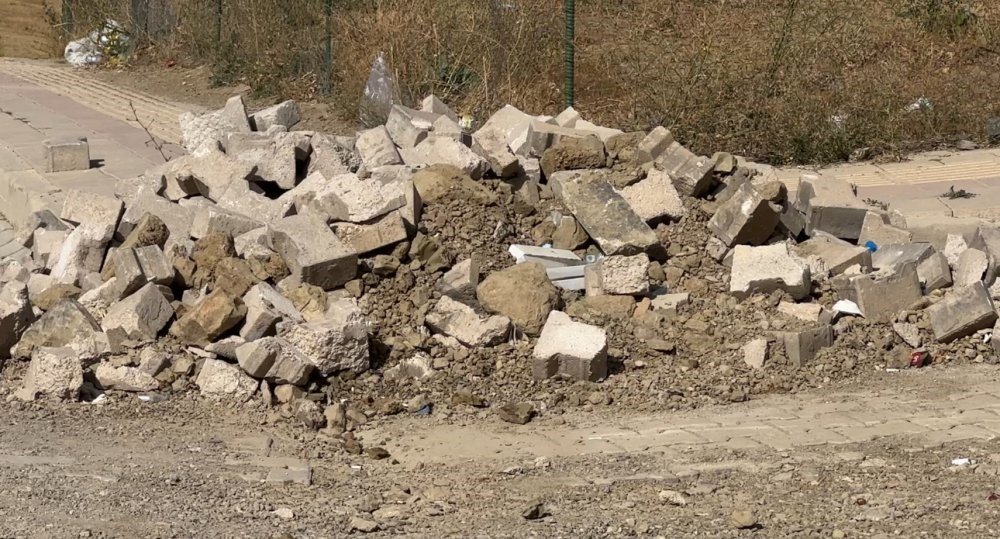 Kaldırımlarda bırakılan moloz yığınları tepkilere neden oluyor