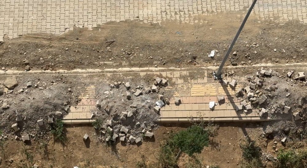 Kaldırımlarda bırakılan moloz yığınları tepkilere neden oluyor