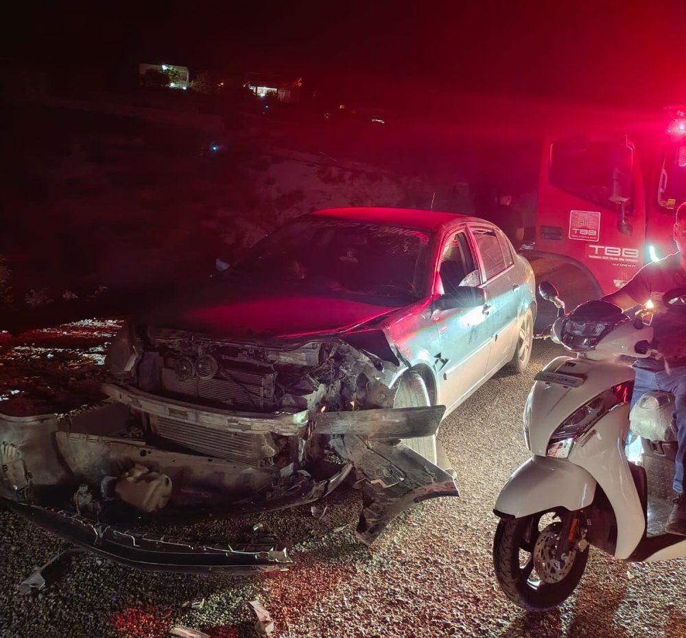 Besni'de iki otomobil kafa kafaya çarpıştı: 2 yaralı