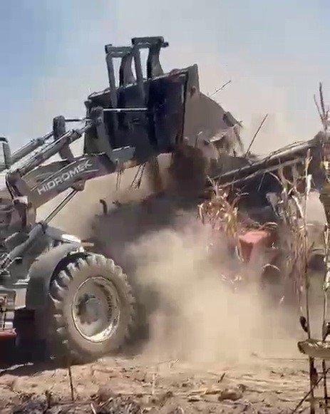 Besni'de yangına müdahale eden iş makinesi alev alev yandı