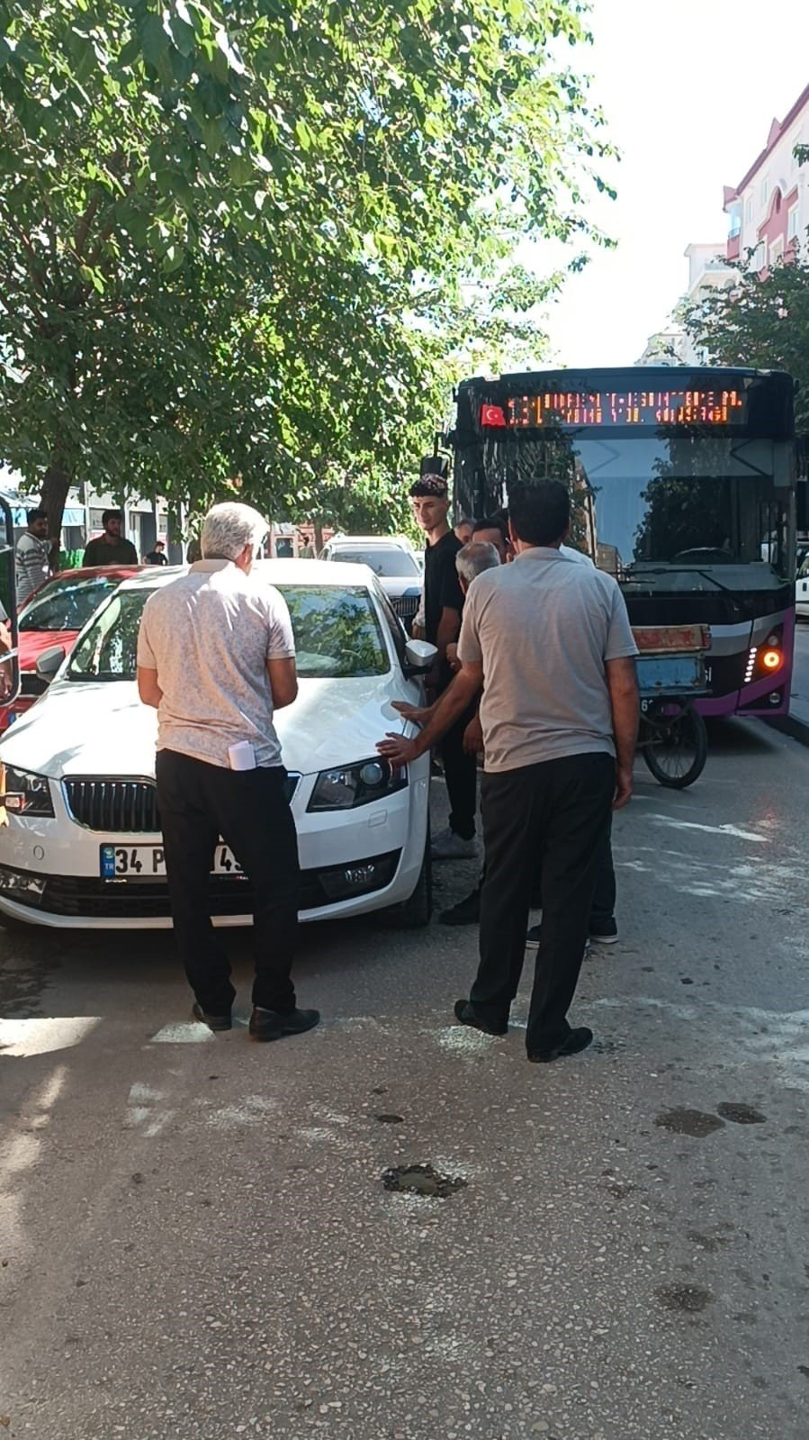 Van'da duyarsız sürücü trafiği kilitledi