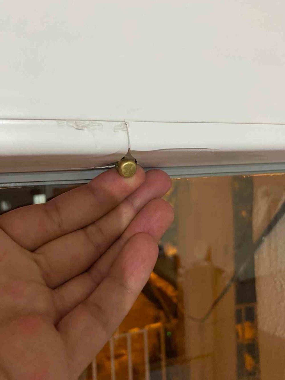 Kahta'da maganda silahından çıkan mermi pencereyi delip içeri girdi