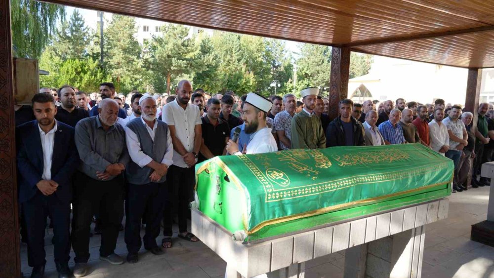 Maganda kurşunuyla hayatını kaybeden adam toprağa verildi