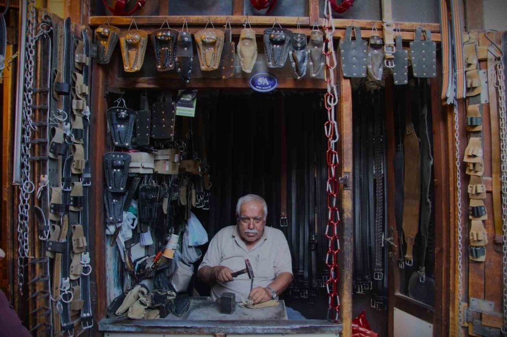 60 yıldır 2 metrekarelik dükkanında baba mesleğini yaşatıyor