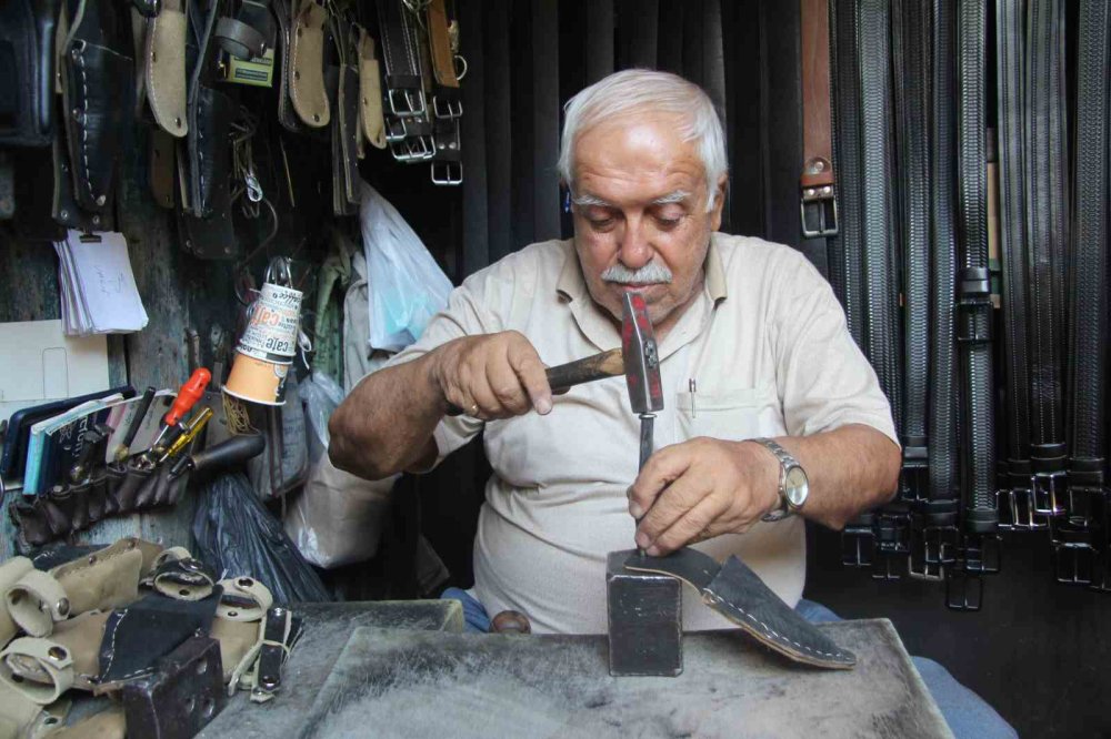 60 yıldır 2 metrekarelik dükkanında baba mesleğini yaşatıyor