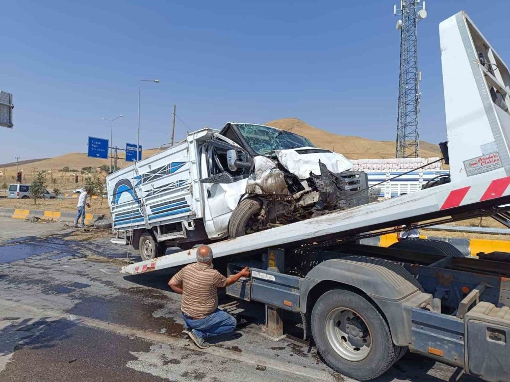 Patnos'ta kırmızı ışık ihlali kazaya yol açtı: 8 yaralı