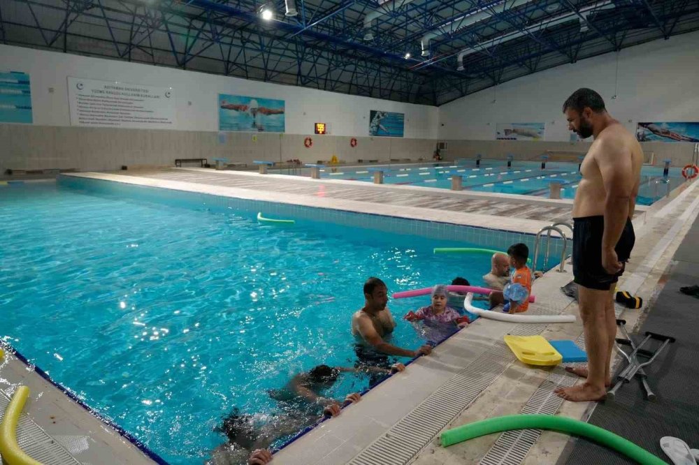 Adıyaman Üniversitesi’nden ampute bireylere yüzme kursu