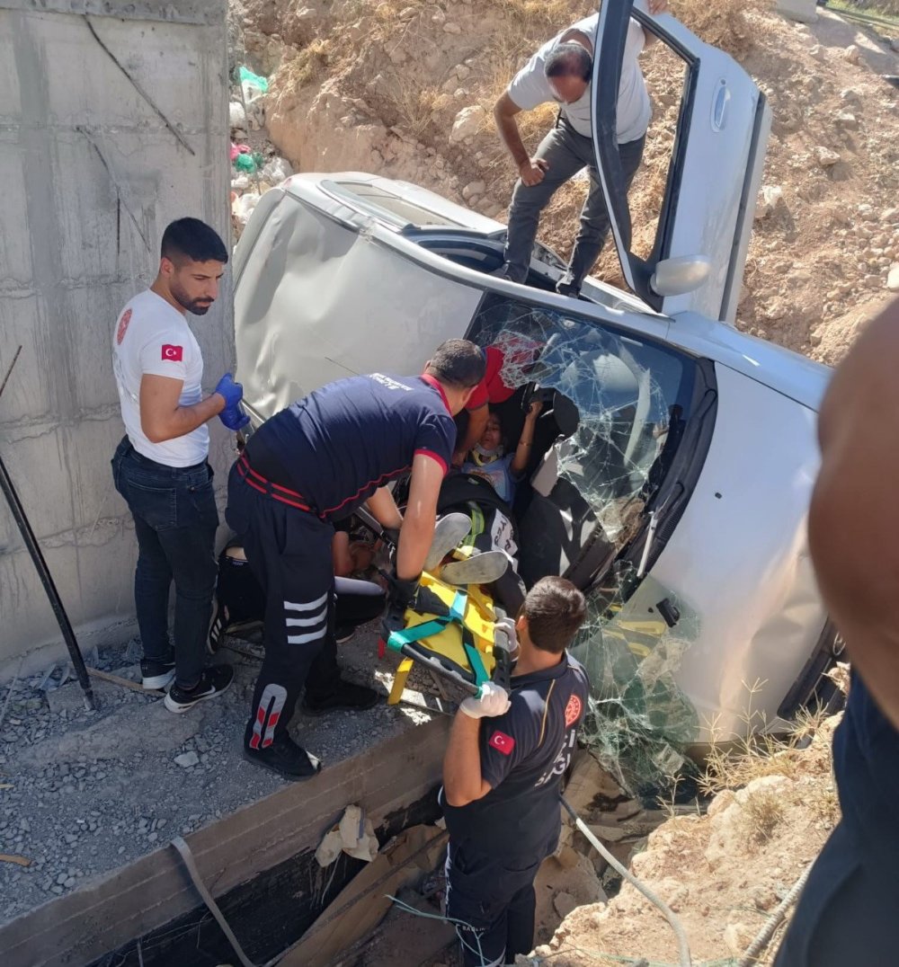 Besni'de otomobil inşaat boşluğuna düştü: 1 yaralı