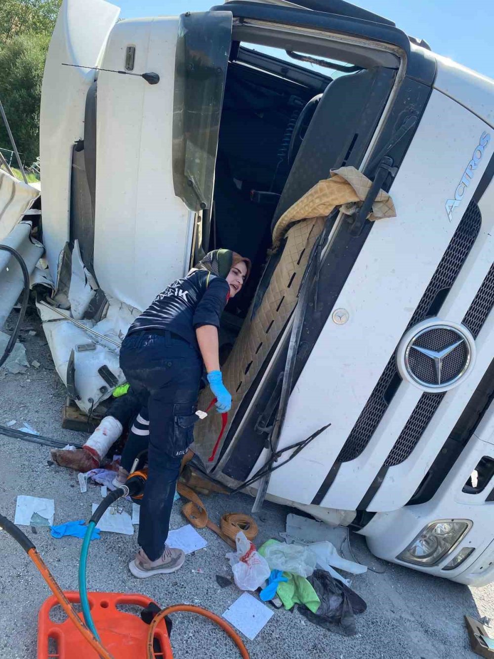 Kontrolden çıkan tır devrildi: 1 ağır yaralı