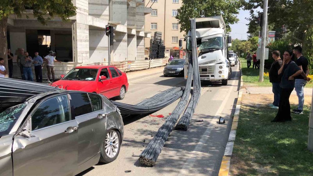 Lüks araç, tonlarca demirin altında kaldı: 2 yaralı
