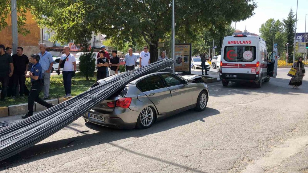 Lüks araç, tonlarca demirin altında kaldı: 2 yaralı