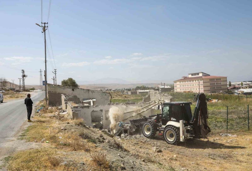 Van'ın Elmalık yolunda yıkım çalışmaları yapılıyor