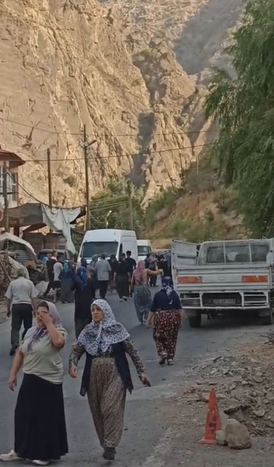 Hakkari’de minibüse taşlı saldırı