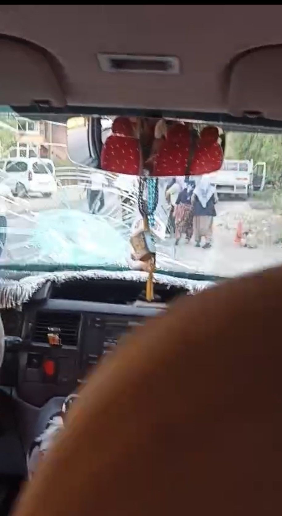 Hakkari’de minibüse taşlı saldırı