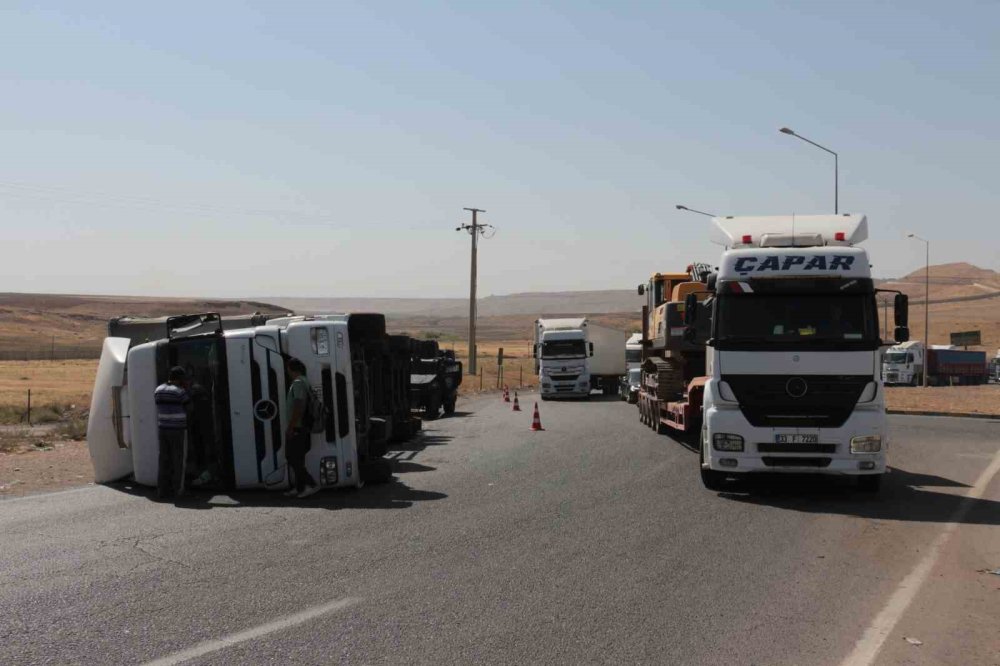 Cizre’de virajı alamayan tır devrildi, sürücü yaralandı